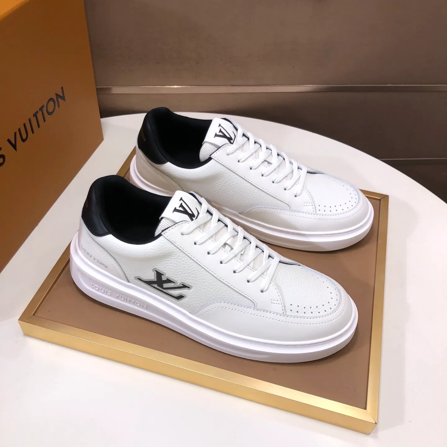 Factory batch 640💰original development, quality shipment, welcome to compare - LV sneaker series sports shoes introduce the loose silhouette of the ready-to-wear series into the spring and summer men's wear shows and make an eye-catching appearance. The cow leather upper is combined with rough fabric laces, and colorful beading highlights the brand's classic elements. LV letters mark the tongue and Monogram floral outsole. Mixed materials Made of top-grain cowhide, thick shoelace design, large Monogram print on the side, mesh lining and cotton feet, the comfort is as extreme as ever, premium heritage, quality first, worth owning! Size: Men’s 38-45 (45 is custom-made and cannot be returned or exchanged)